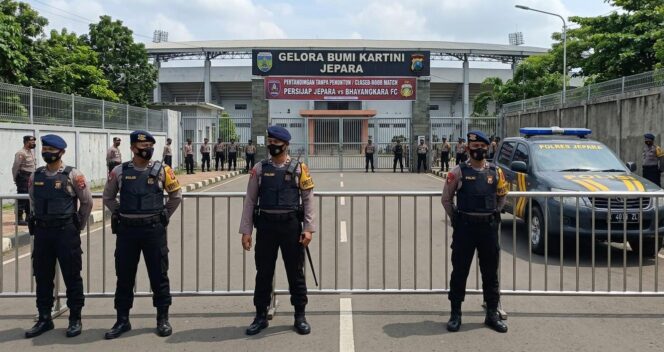 
					Personel Polres Jepara bersiaga di depan Stadion 