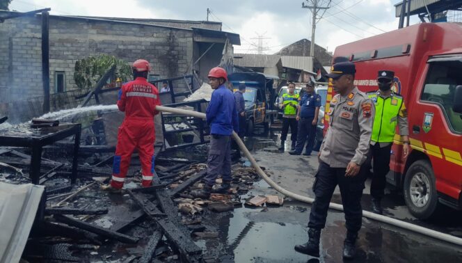 
					Lupa Matikan Kompor, Empat Kios di Bergas Ludes Terbakar