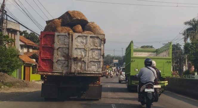 
					Truk Tanpa Plat dan Diduga Overload Melintas di Bergas, Pengawasan Dipertanyakan