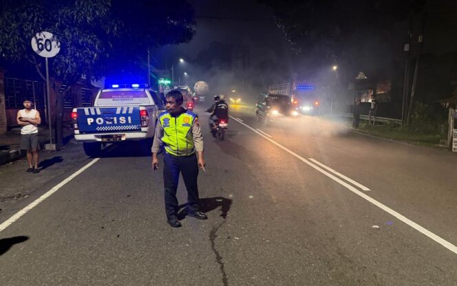 
					Kurang Fokus di Jalan, Pemotor Tabrak Truk Hino di Soekarno Hatta Argomulyo Salatiga