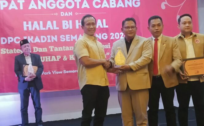 
					Zaenal Petir Raih Penghargaan IKADIN Semarang, Konsisten Bela Rakyat Kecil Tanpa Bayaran