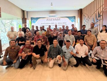 Foto bersama mahasiswa Fakultas Hukum Untag Semarang Program RPL TA 2024/2025 bersama dekan dan dosen.(ist)