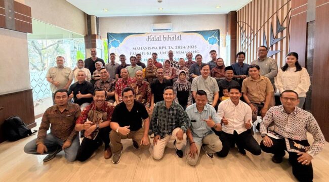 Foto bersama mahasiswa Fakultas Hukum Untag Semarang Program RPL TA 2024/2025 bersama dekan dan dosen.(ist)