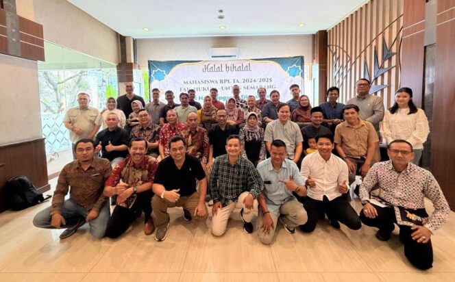 
					Foto bersama mahasiswa Fakultas Hukum Untag Semarang Program RPL TA 2024/2025 bersama dekan dan dosen.(ist)