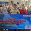 Anggota Komisi C DPRD Kota Semarang, Irwan Leokita bersama para peserta pelatihan budidamper | foto: reza.