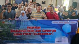 Anggota Komisi C DPRD Kota Semarang, Irwan Leokita bersama para peserta pelatihan budidamper | foto: reza.