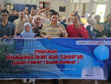 Anggota Komisi C DPRD Kota Semarang, Irwan Leokita bersama para peserta pelatihan budidamper | foto: reza.