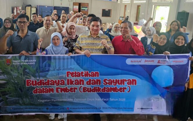 
					Anggota Komisi C DPRD Kota Semarang, Irwan Leokita bersama para peserta pelatihan budidamper | foto: reza.