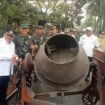 Bupati Semarang didampingi Wakil Bupati serta Dandim Salatiga meninjau pembangunan jalan dalam program TMMD Sengkuyung di Dusun Kunci Putih. (Foto: Mualim)