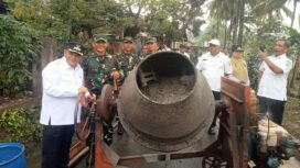 Bupati Semarang didampingi Wakil Bupati serta Dandim Salatiga meninjau pembangunan jalan dalam program TMMD Sengkuyung di Dusun Kunci Putih. (Foto: Mualim)
