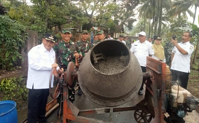 
					Bupati Semarang didampingi Wakil Bupati serta Dandim Salatiga meninjau pembangunan jalan dalam program TMMD Sengkuyung di Dusun Kunci Putih. (Foto: Mualim)