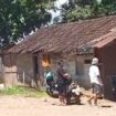 Sejumlah anak muda terlihat keluar masuk ke sebuah warung yang diduga menjual tuak