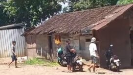 Sejumlah anak muda terlihat keluar masuk ke sebuah warung yang diduga menjual tuak