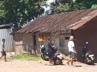 Sejumlah anak muda terlihat keluar masuk ke sebuah warung yang diduga menjual tuak