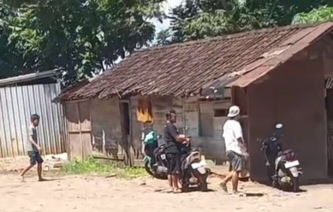 
					Sejumlah anak muda terlihat keluar masuk ke sebuah warung yang diduga menjual tuak