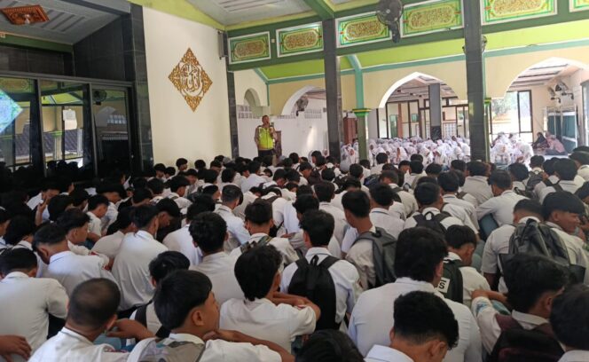 
					Polisi Edukasi Siswa SMK di Pageruyung Kendal, Cegah Keterlibatan Aksi May Day