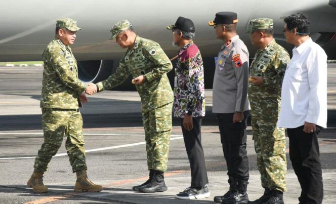 
					Pangdam IV/Diponegoro Dampingi Menhan RI dan Panglima TNI Tinjau Latihan Operasi Laut Gabungan 2026