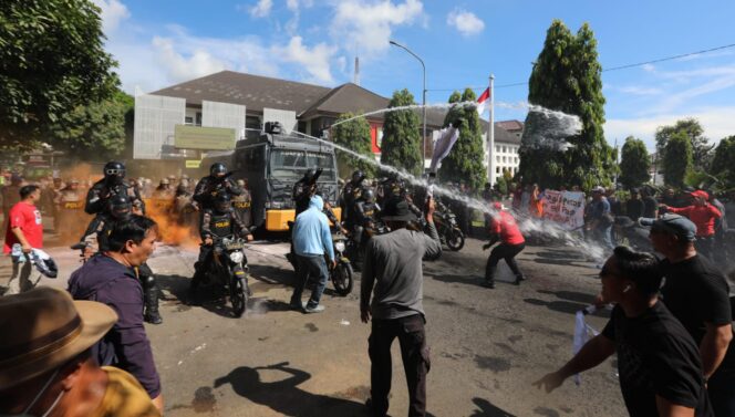 
					Polres Semarang Uji Kesiapsiagaan Lewat Simulasi Sispamkota di Kantor Bupati