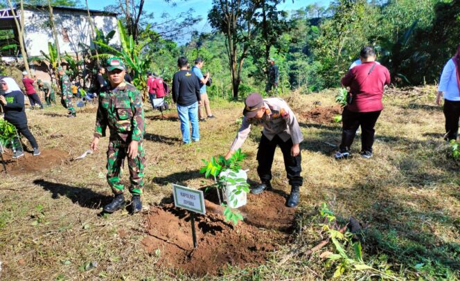 
					Sinergi Polri dan Forkopimda, Aksi “Jepara Menanam” Hidupkan Kepedulian Lingkungan di Batealit