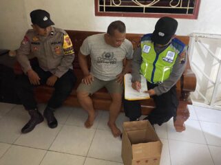 Anggota Polsek Cepiring menindak penjual ciu di Desa Juwiring. (Foto: Dok Polsek Cepiring)