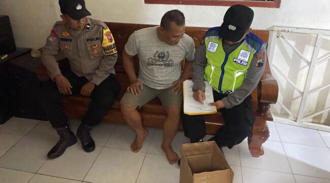 Anggota Polsek Cepiring menindak penjual ciu di Desa Juwiring. (Foto: Dok Polsek Cepiring)