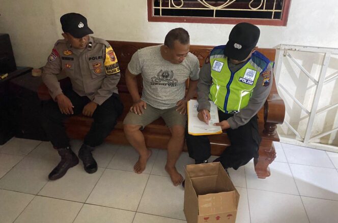 
					Anggota Polsek Cepiring menindak penjual ciu di Desa Juwiring. (Foto: Dok Polsek Cepiring)