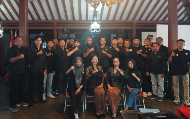 
					Peserta humas cabang Persaudaraan Setia Hati Terate se-Soloraya mengikuti pelatihan kehumasan di Dalem Kayonan, Surakarta, Sabtu (25/4/2026).Foto: Istimewa