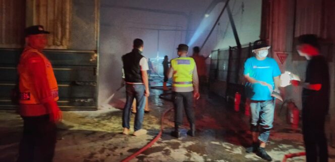 
					Kebakaran Gudang Produksi di Kramat Tegal, Polisi Gerak Cepat Amankan Lokasi