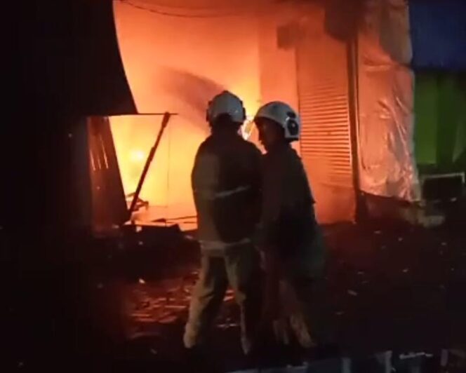 
					Kebakaran Tengah Malam Hanguskan Sejumlah Kios di Pasar Waru Semarang