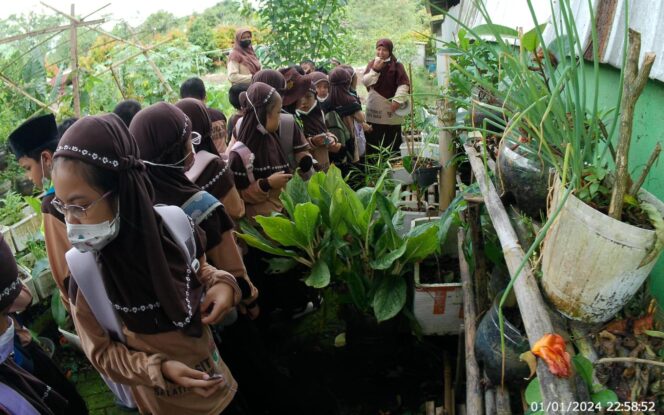 
					Siswa SD IT Nidaul Hikmah Belajar Kelola Sampah di TPS Bulu 3R