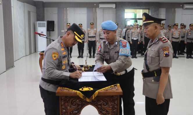 
					Iptu Akhmad Nurkholis Pimpin Polsek Mijen, Dua Personel Raih Pangkat Pengabdian