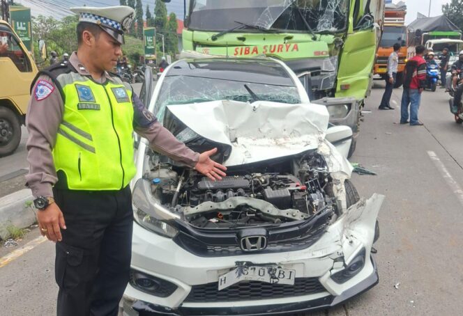
					Rem Diduga Blong, Truk Bermuatan Tepung Picu Karambol di Turunan Exit Tol Bawen