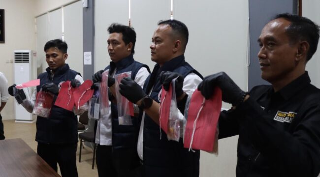 Konferensi pers di Mapolres Kendal 