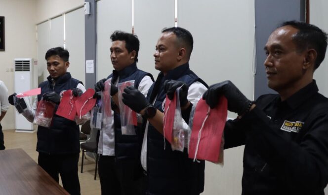 
					Konferensi pers di Mapolres Kendal 