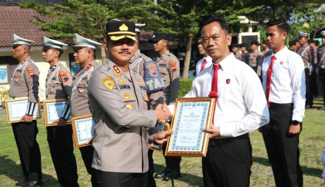 
					Polres Demak Apresiasi Anggota Berprestasi dengan Pemberian Penghargaan