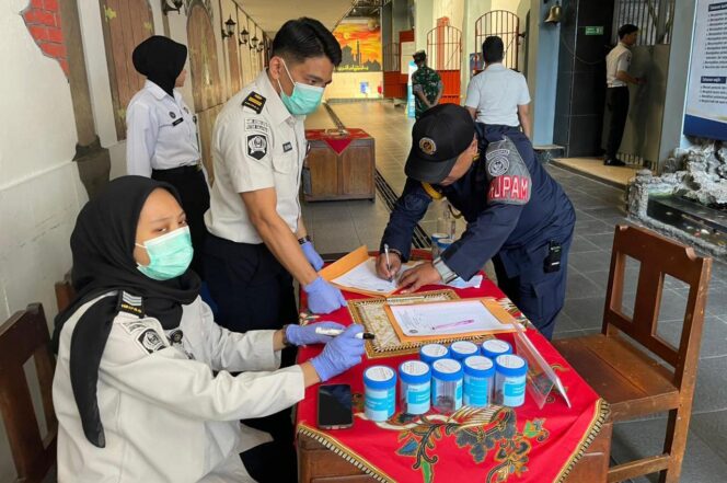 
					Rutan Salatiga Gelar Razia dan Tes Urine Bersama TNI-Polri, Pastikan Zero Halinar