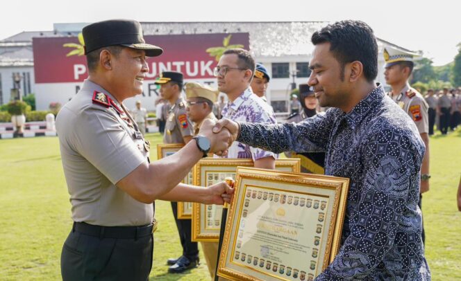 
					Kapolda Jateng Apresiasi Personel dan Mitra Terbaik, Tekankan Polisi Harus Siap Hadapi Era Digital