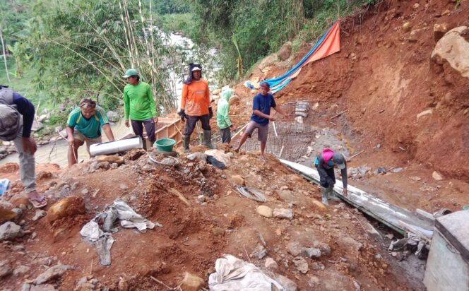 
					Babinsa Koramil 07/Bandar Ajak Warga Cor Tanggul Jembatan Garuda Pakai Mesin Molen
