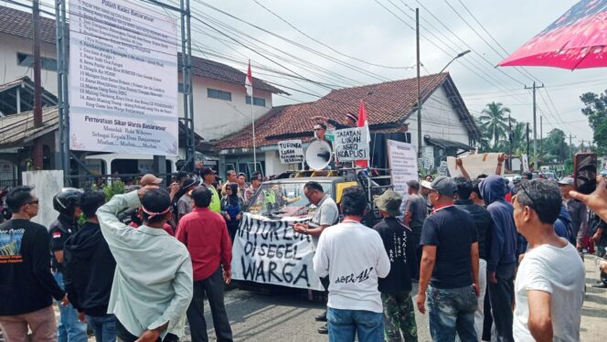 
					Warga Banjaranyar Kepung Kantor Desa, Tuntut Kades Dicopot dari Jabatan