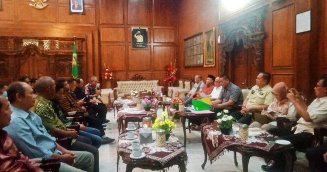 
					Desak Pemberhentian Kades, Warga Banjaranyar Sampaikan Aspirasi ke Bupati Banyumas