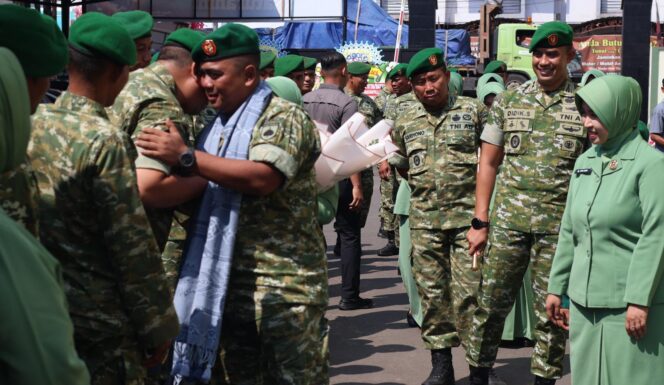 
					Lepas Sambut Dandim 0736/Batang Penuh Haru, Letkol Inf Andhika Baroto Pamitan kepada Anggota