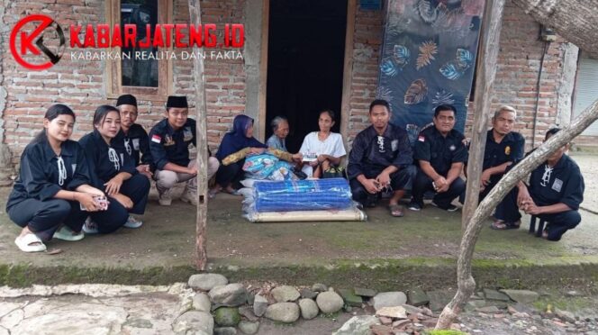 
					PSHT Rayon Sepat, Cabang Sragen, menyalurkan bantuan sosial kepada masyarakat dalam kegiatan rutin “PSHT Peduli” yang digelar setiap Jumat.Foto: Istimewa