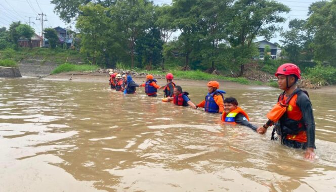 
					Warga Tanpa Identitas Terseret Arus Banjir Kanal Barat, Tim SAR Lakukan Pencarian