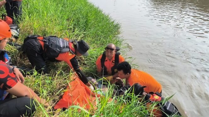 
					Lansia Korban Hanyut di Banjir Kanal Barat Semarang Ditemukan di Tepi Sungai