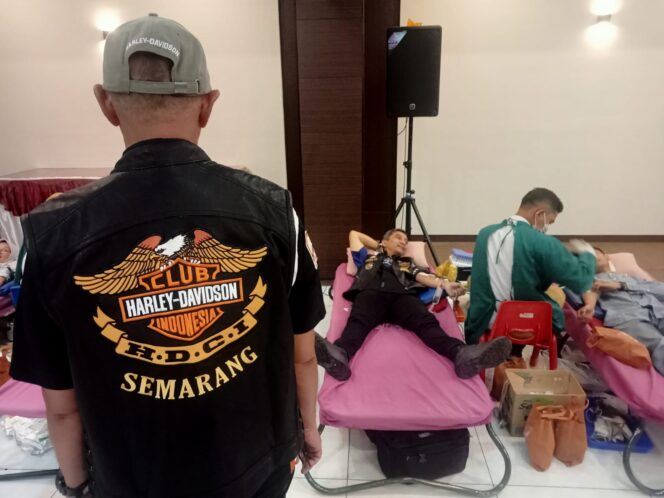 
					Kegiatan donor darah HDCI di PMI Kota Semarang. (Foto: Mualim)