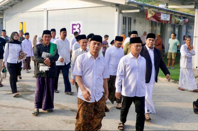
					Gubernur Jateng Salat Id bersama Warga Huntara Tegal, Serahkan Sapi Kurban 906 Kilogram