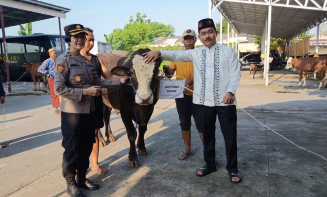 
					Polres Demak Bagikan Daging Kurban kepada Warga pada Idul Adha 1447 H