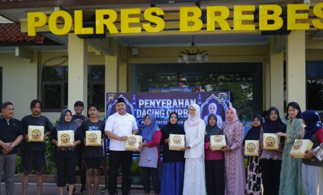 
					Polres Brebes Tebar Kepedulian Lewat Kurban Iduladha, 1.074 Warga Terima Daging Sapi