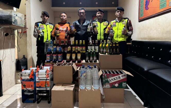 
					Polres Demak Gencarkan Operasi Miras, 324 Botol Minuman Beralkohol Diamankan