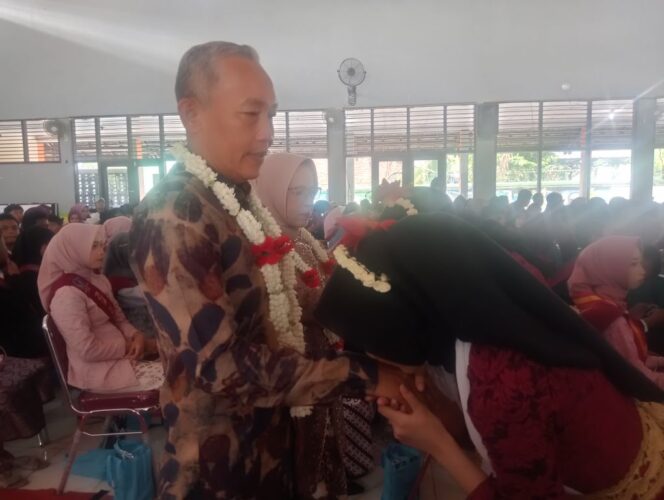 
					Tangis Pecah di Graha Bhakti Wiyata Saat Pelepasan Siswa SMPN 2 Dukuhturi